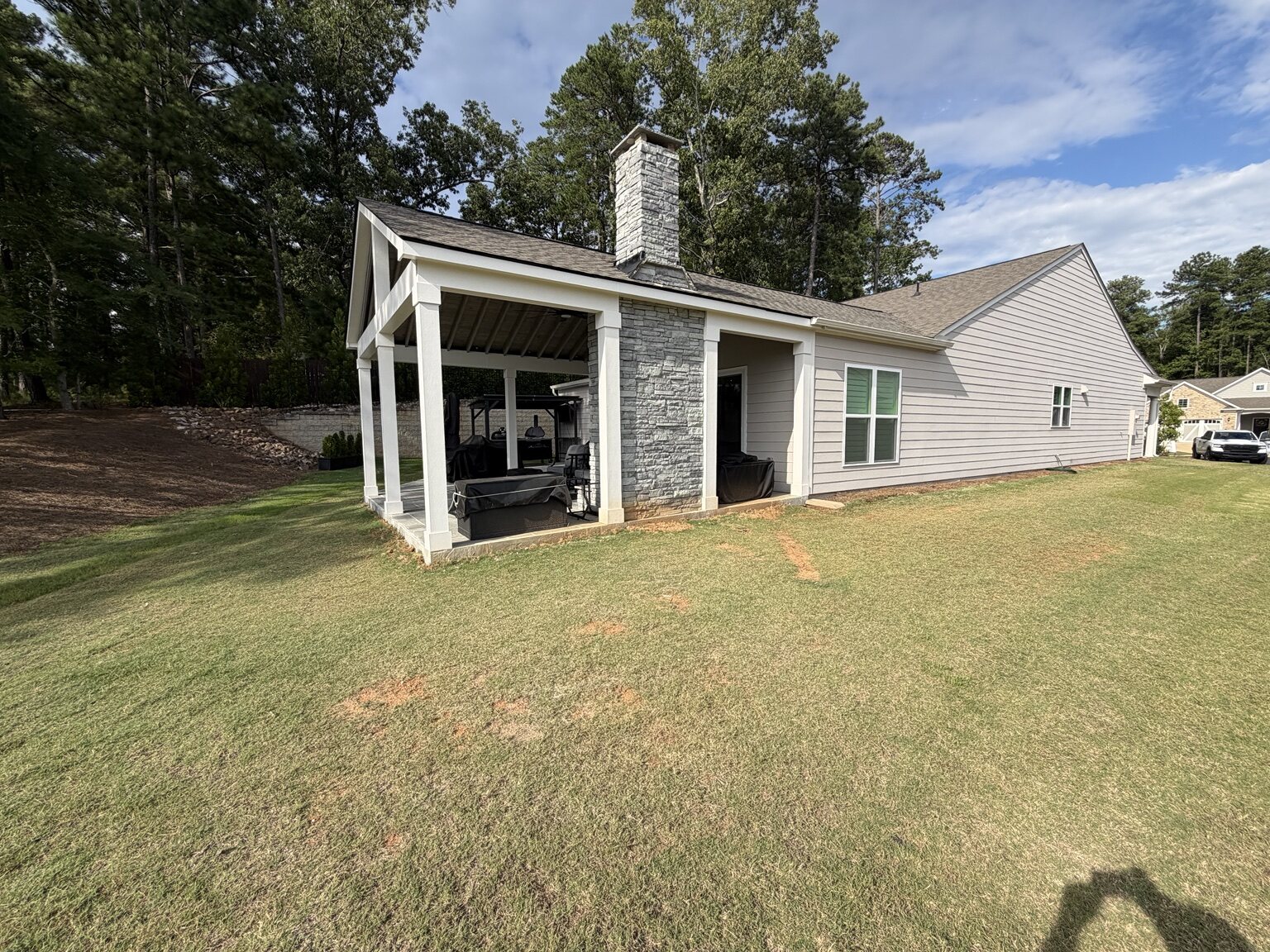 Covered outdoor living structure